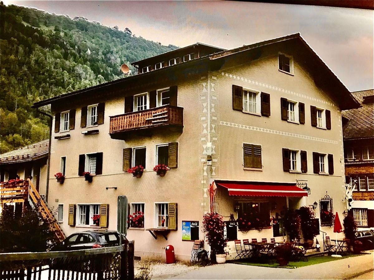 Apartament Alte Post Mit Geschichte Und Restaurant Tavanasa Zewnętrze zdjęcie